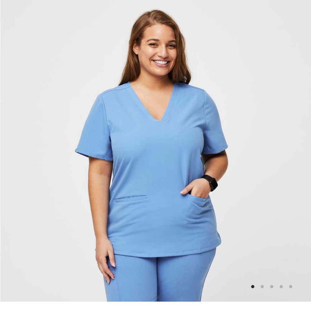 FIGS Casma Three Pocket Scrub Top - XS, Ceil Blue